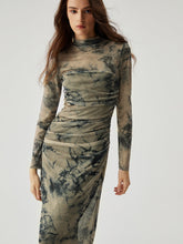 Gerafftes, langärmliges Kleid mit Blumenmuster und Netzstoff